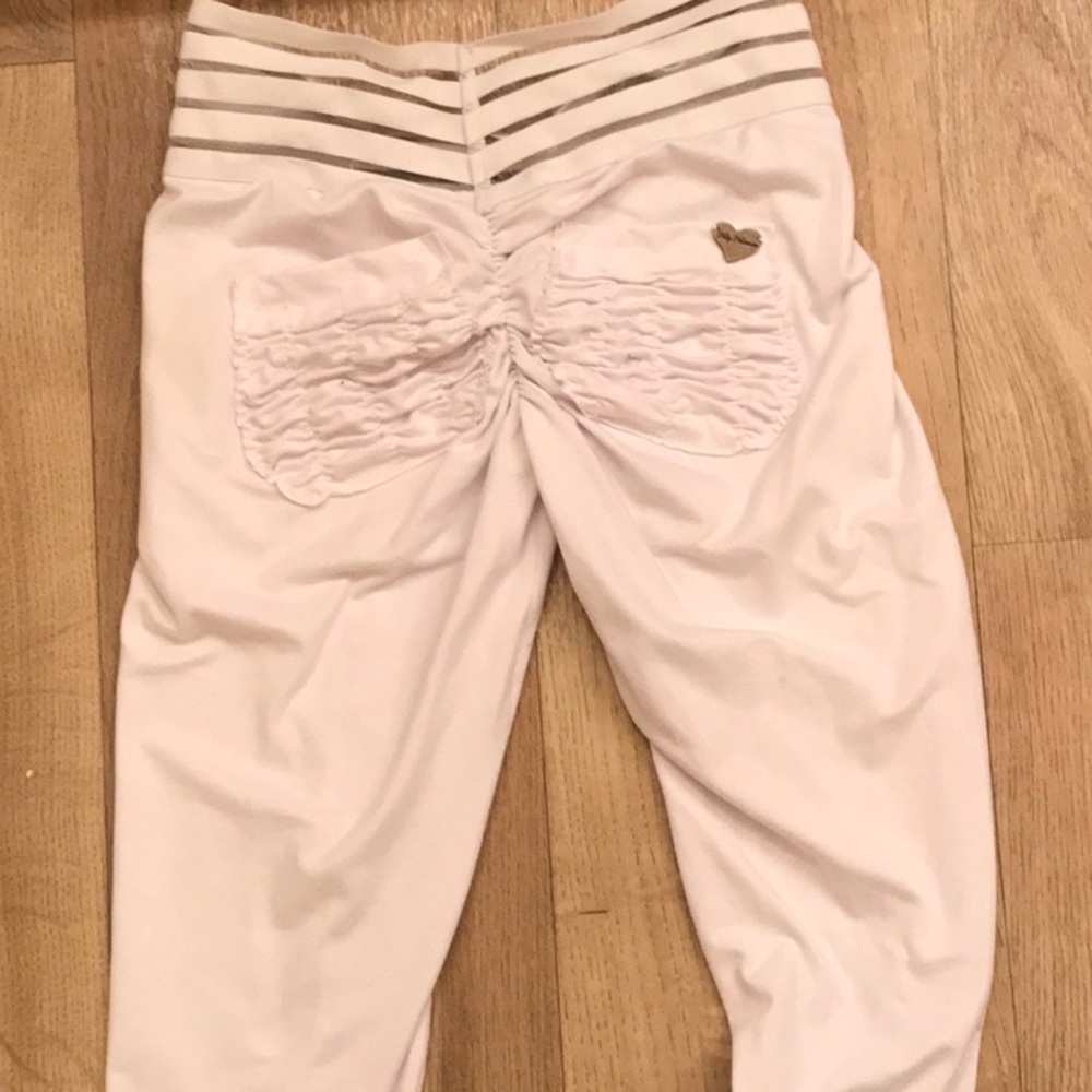 Cute booty lounge leggings.
